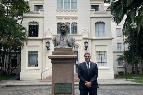 Dr. Camilo Partezani Helito passa no concurso para Professor Livre Docente do Departamento de Ortopedia e Traumatologia da Faculdade de Medicina da USP
